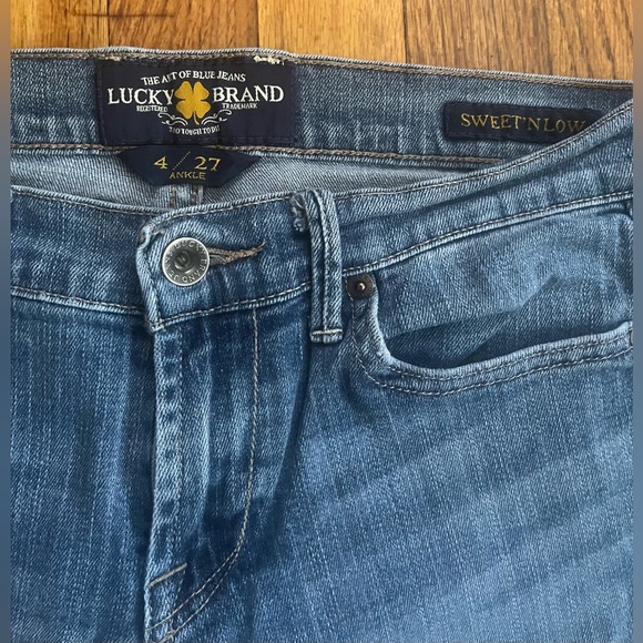 Women’s lucky brand jeans size 4/27.  STORE WIDE PRICE REDUCTION! New items here - Picture 3 of 4